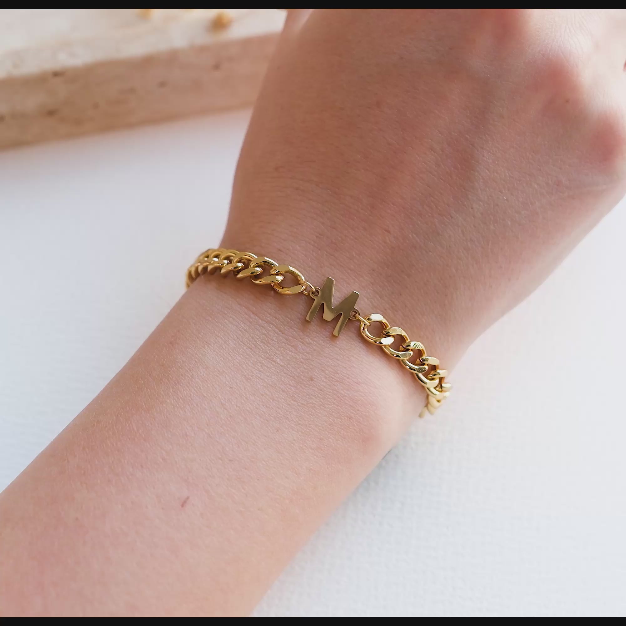 Pulsera inicial para mujer