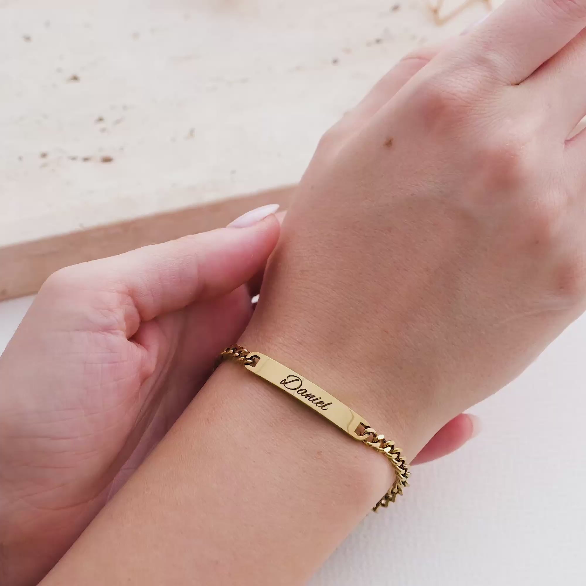 Pulsera de pareja con grabado personalizado