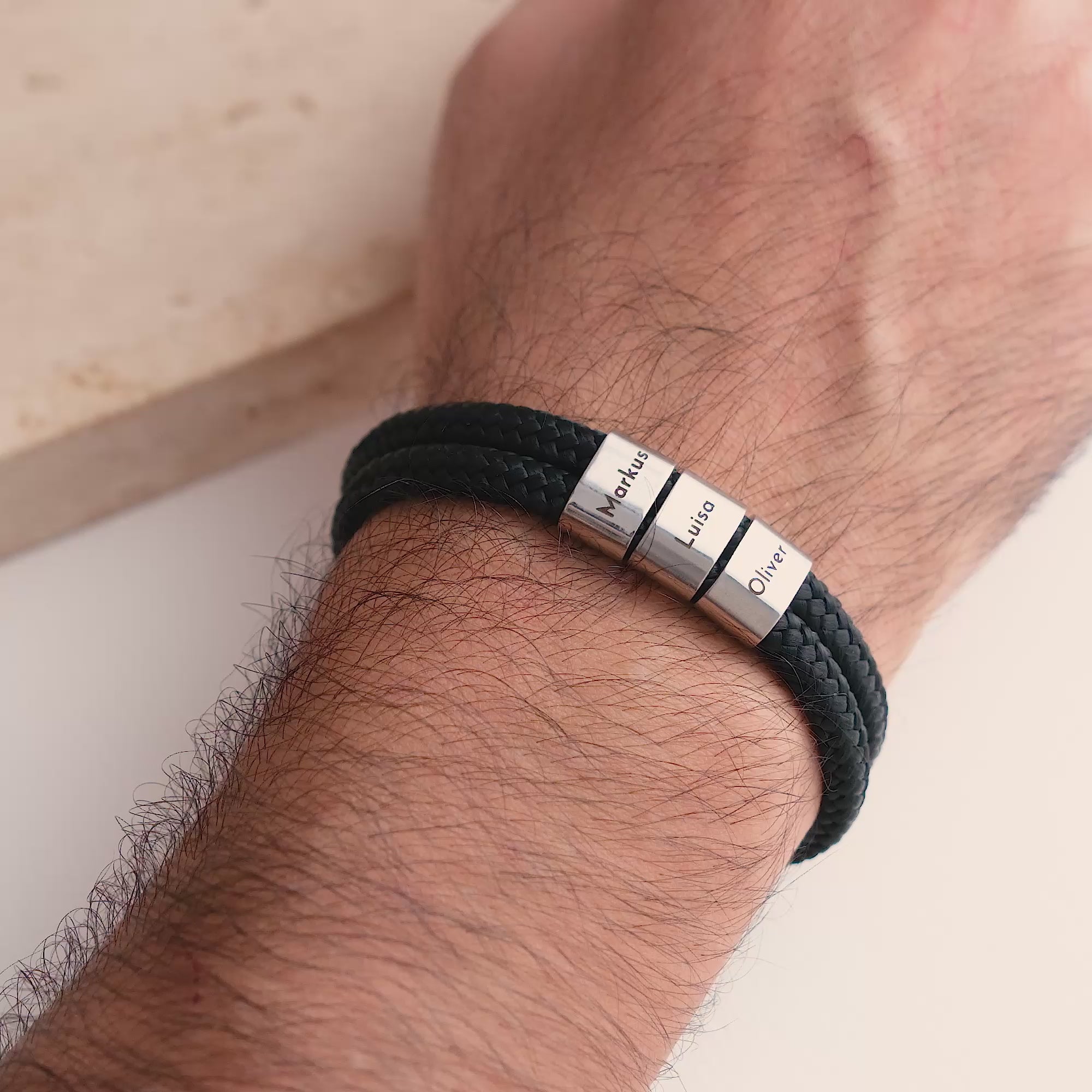 Pulsera de cuerda de vela negra con grabado en anillo