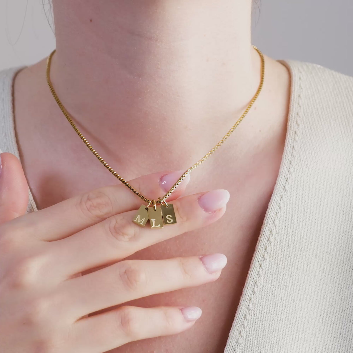 Collar inicial con hasta tres colgantes