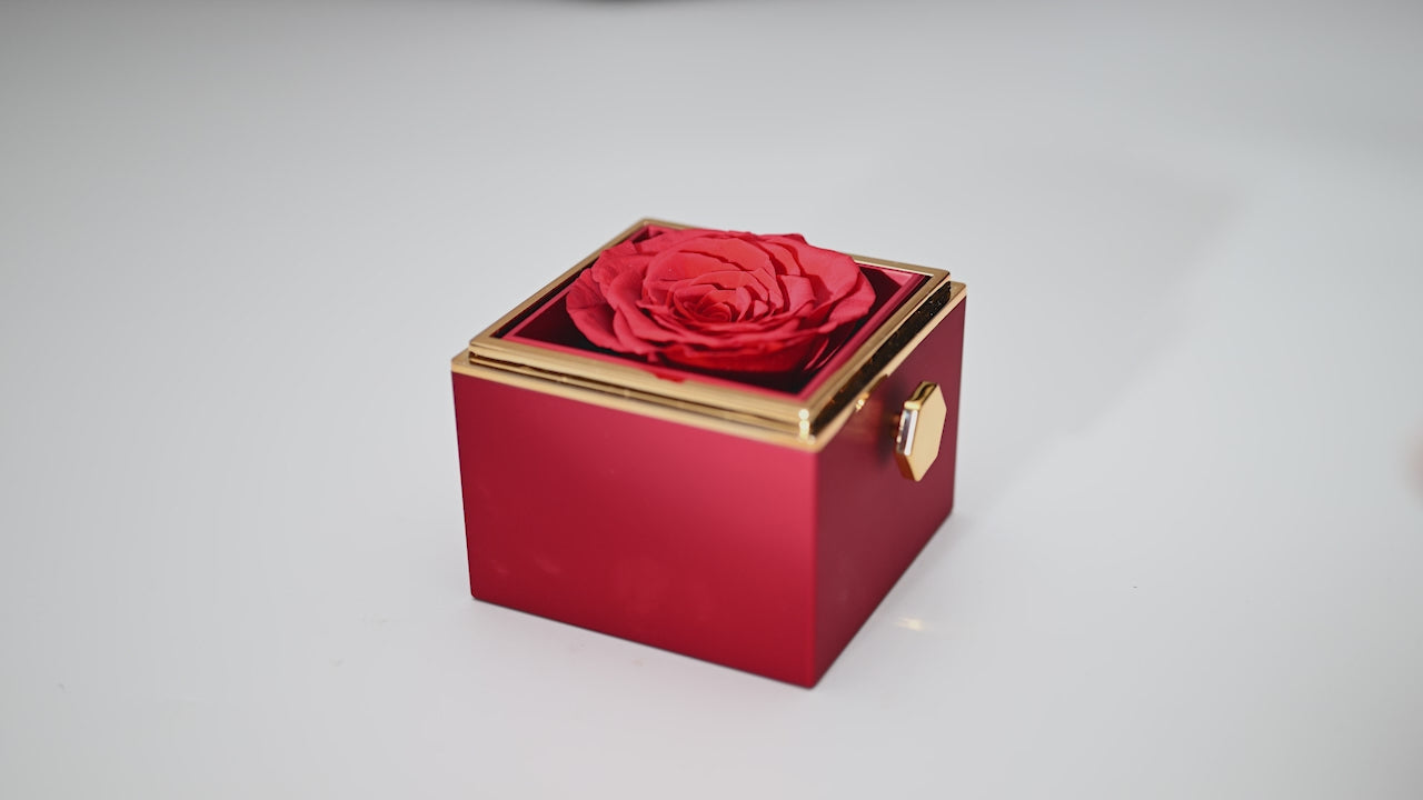 Collar de corazón con grabado y rosa eterna