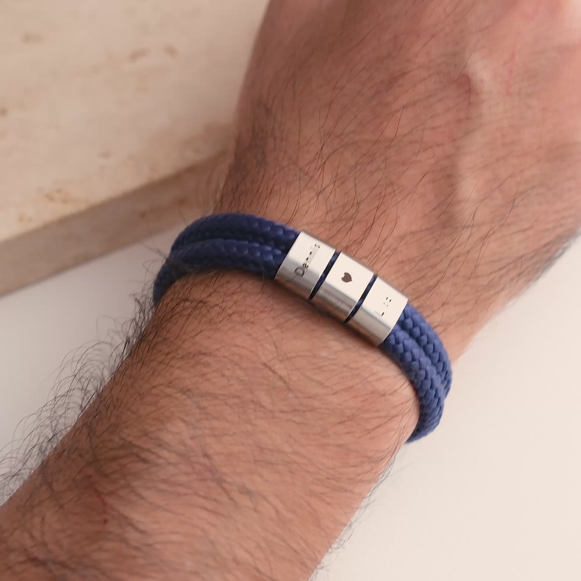 Pulsera de cuerda de vela Blau con grabado en anillo