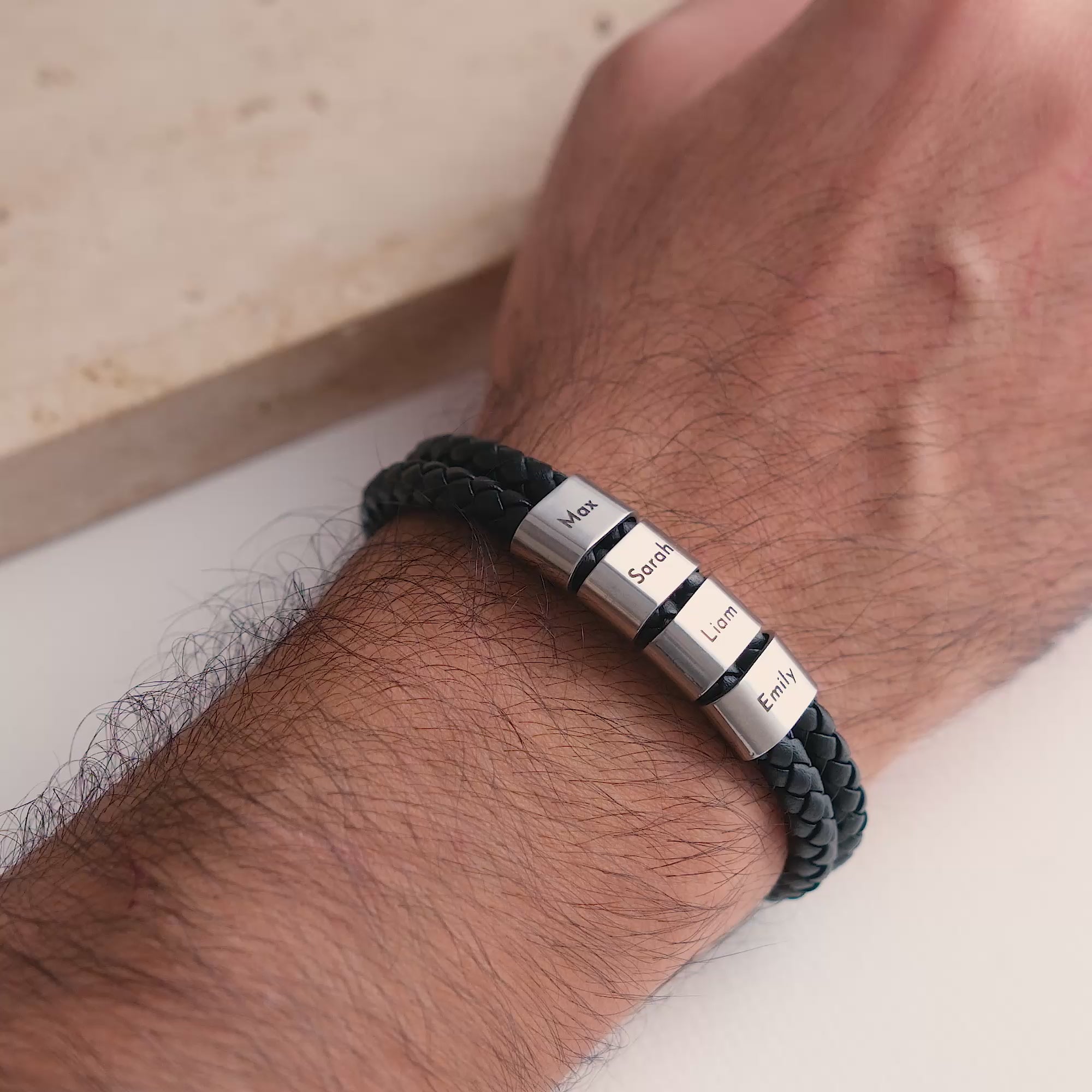 Pulsera de cuero doble con cuentas grabadas