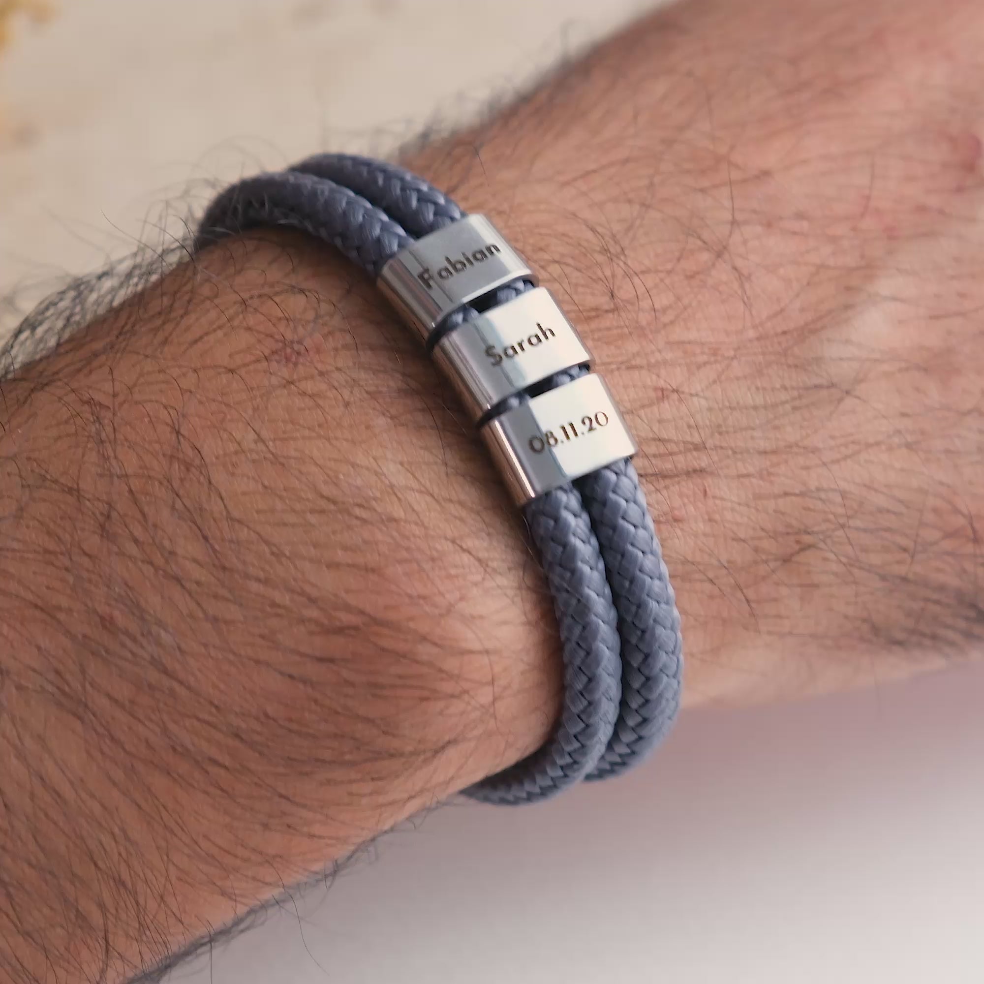 Pulsera de cuerda de vela gris con grabado en anillo